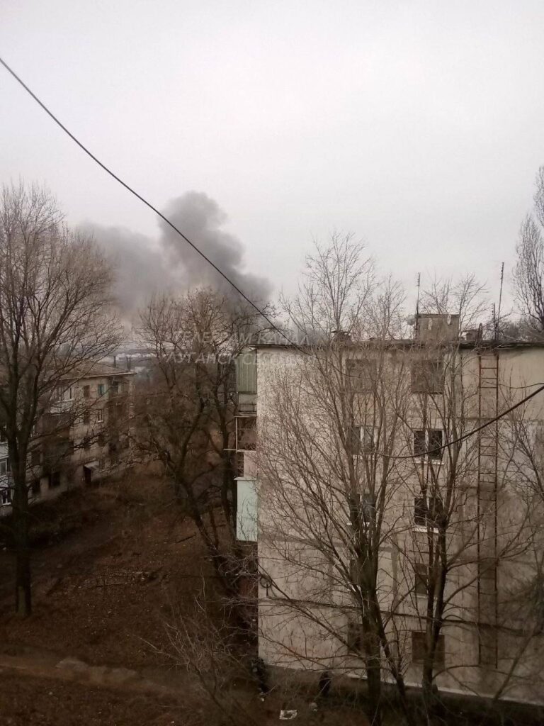 В Кадіївці знову вибухи. Опубліковане відео пожежі та детонації боєкомплекту