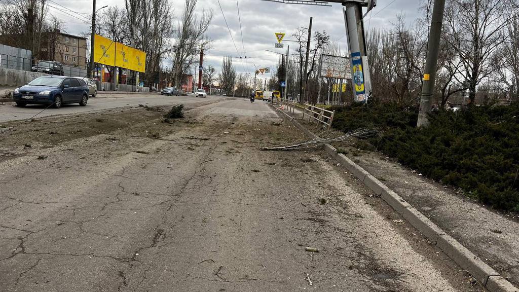 Російські окупанти обстріляли Херсон під час промови Путіна. На автобусній зупинці загинуло 6 людей