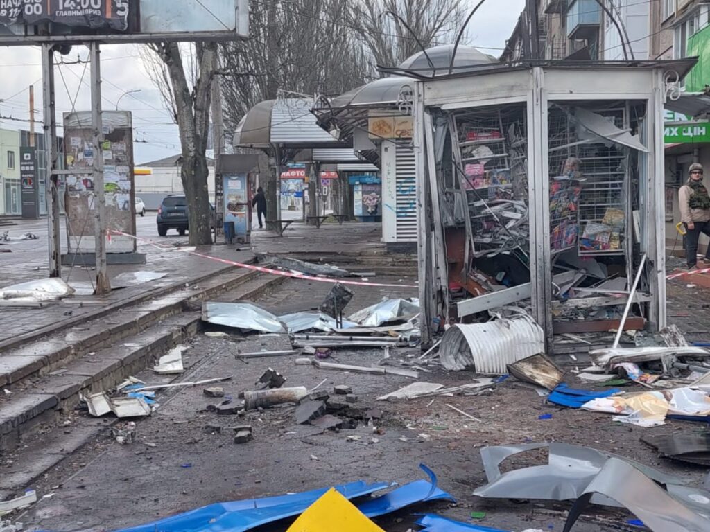 Російські окупанти обстріляли Херсон під час промови Путіна. На автобусній зупинці загинуло 6 людей