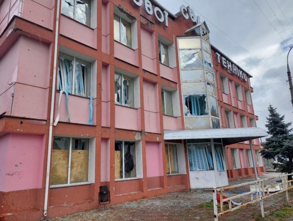 Російські окупанти обстріляли Херсон під час промови Путіна. На автобусній зупинці загинуло 6 людей