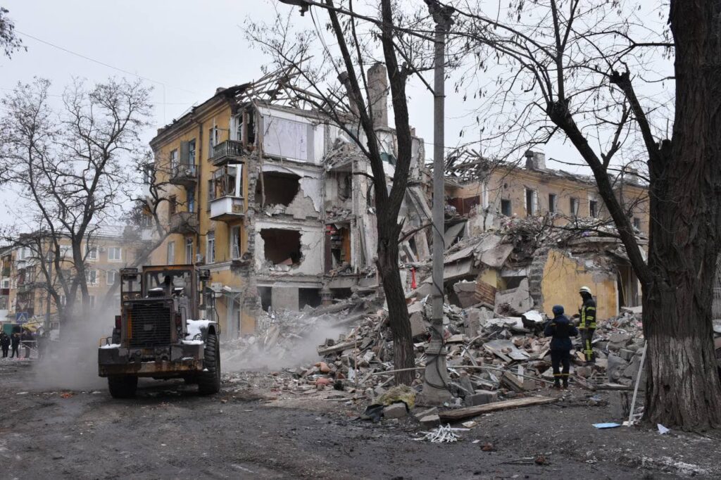 Під завалами будинку в Краматорську досі не можуть знайти жінку