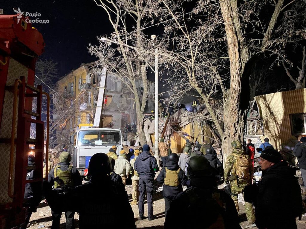 Черговий воєнний злочин РФ. Окупанти влучили ракетою по будинку у Краматорську