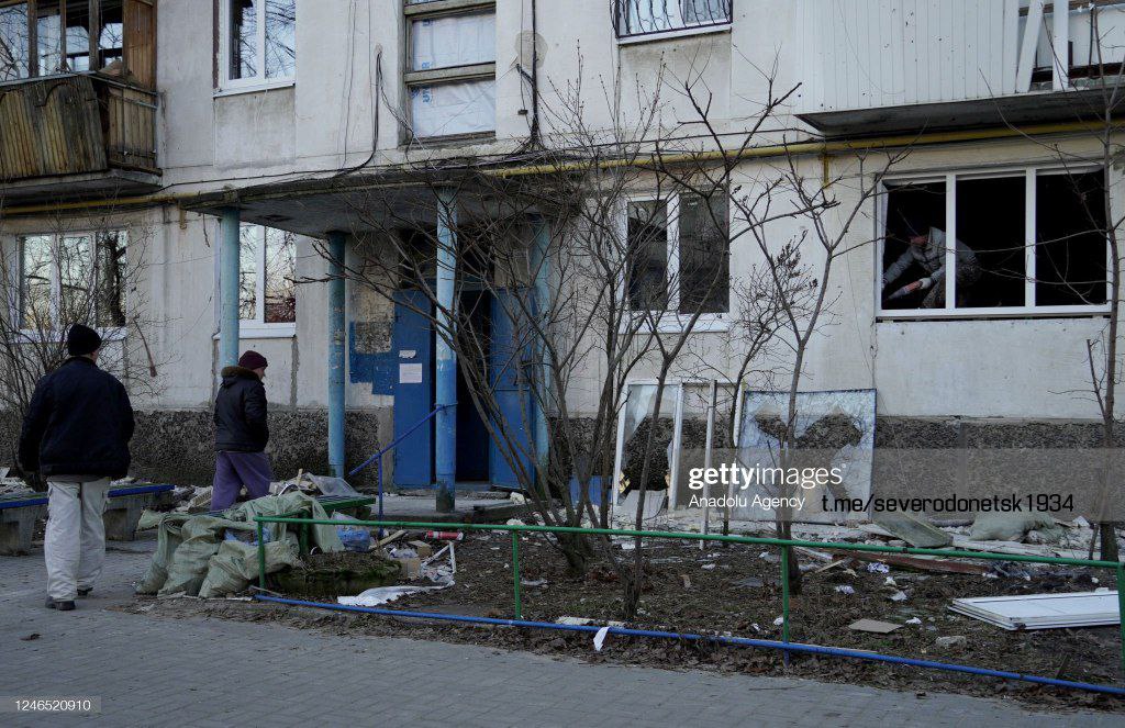 Ремонт від окупанта. В Сєвєродонецьку ремонтники замінили цілі вікна на такі ж, але погано вмонтовані