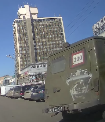 Луганчани показали, яка російська військова техніка їздить містом