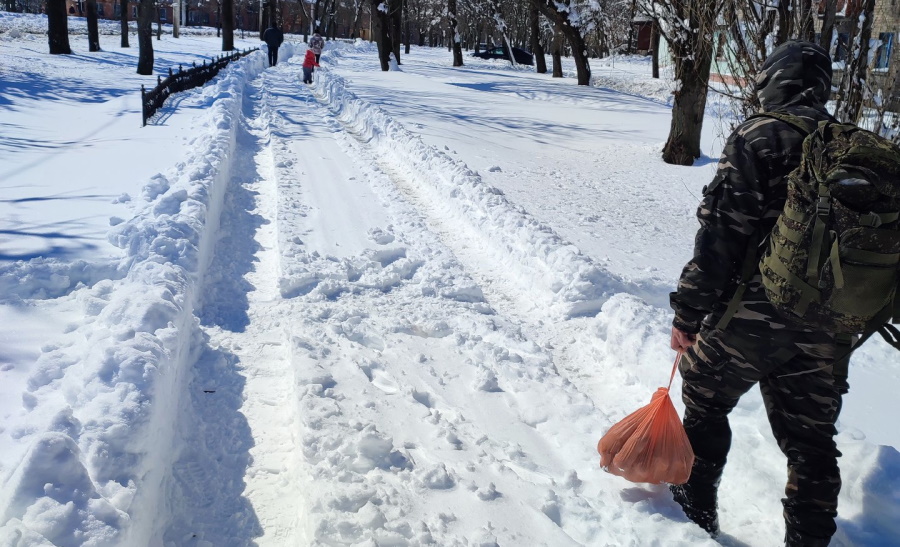 Сніг паралізував місто. В окупованій Кадіївці ставлять незручні питання щодо комунальної техніки, яку нібито передала Росія