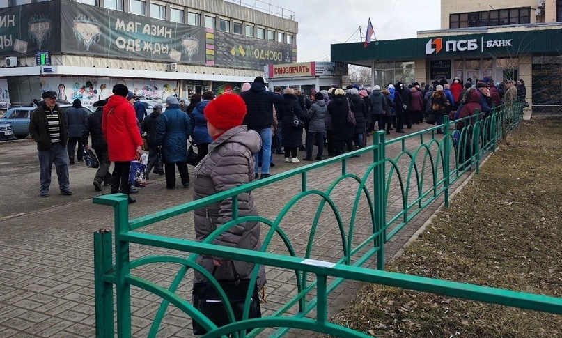 В Луганській ОВА пояснили, чому на окупованій території майже неможливо зняти готівку в банкоматі