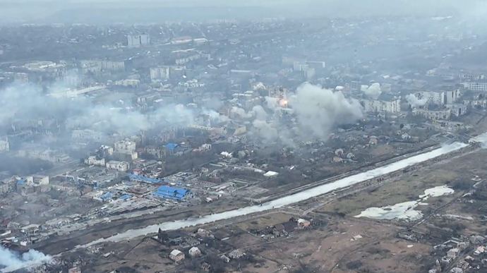 Місце в диму від обстрілів. Опубліковані нові супутникові знімки Бахмута