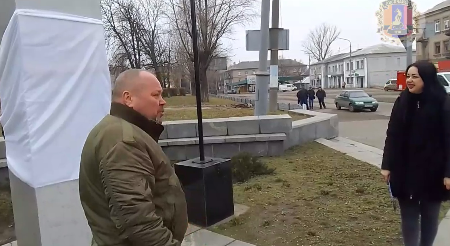 В окупованому Лисичанську на фоні розбитих будинків встановили бюст Ворошилова. Його вже намагалися прибрати