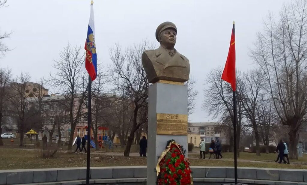 В окупованому Лисичанську на фоні розбитих будинків встановили бюст Ворошилова. Його вже намагалися прибрати