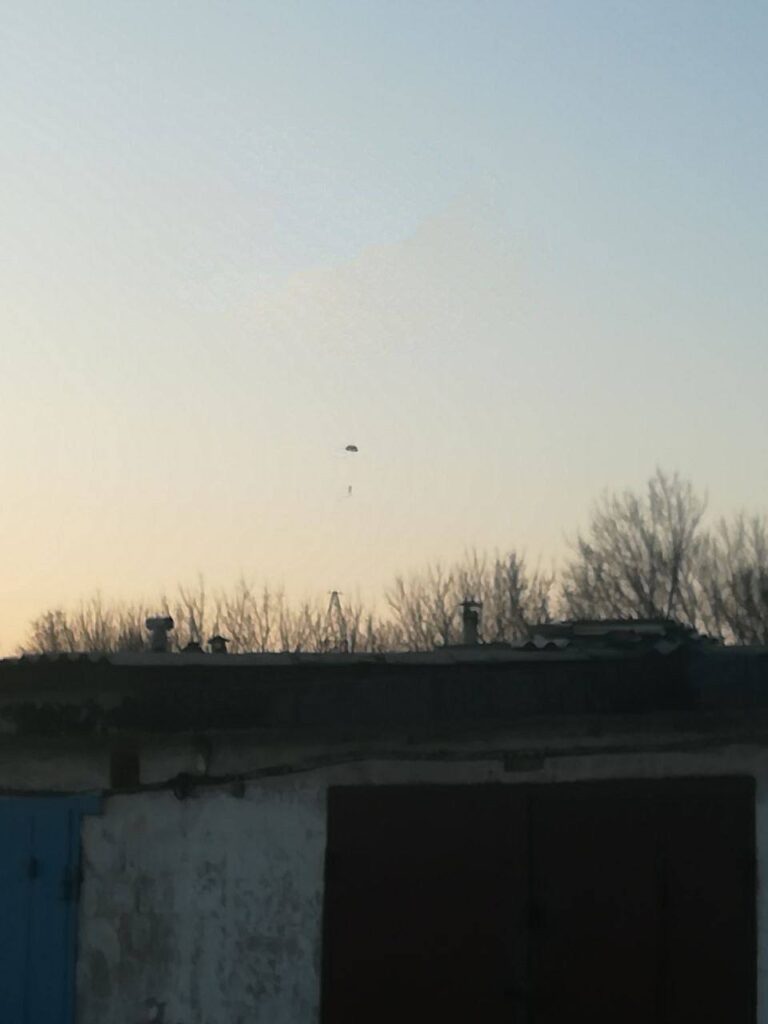 В небі над Донецьком помітили парашут та хмарку диму