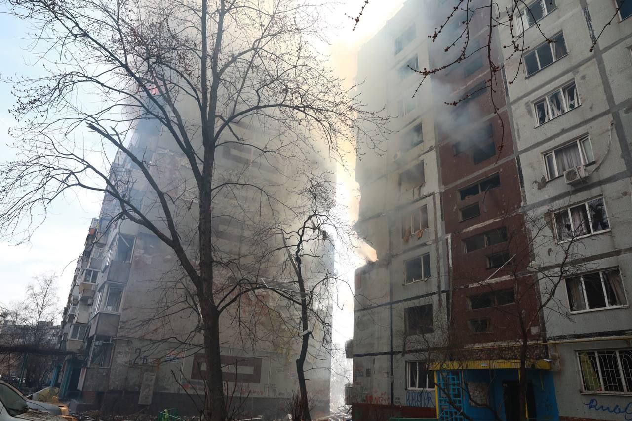 Росія вдарила ракетами по багатоповерхівці в Запоріжжі. Опубліковано відео моменту удару