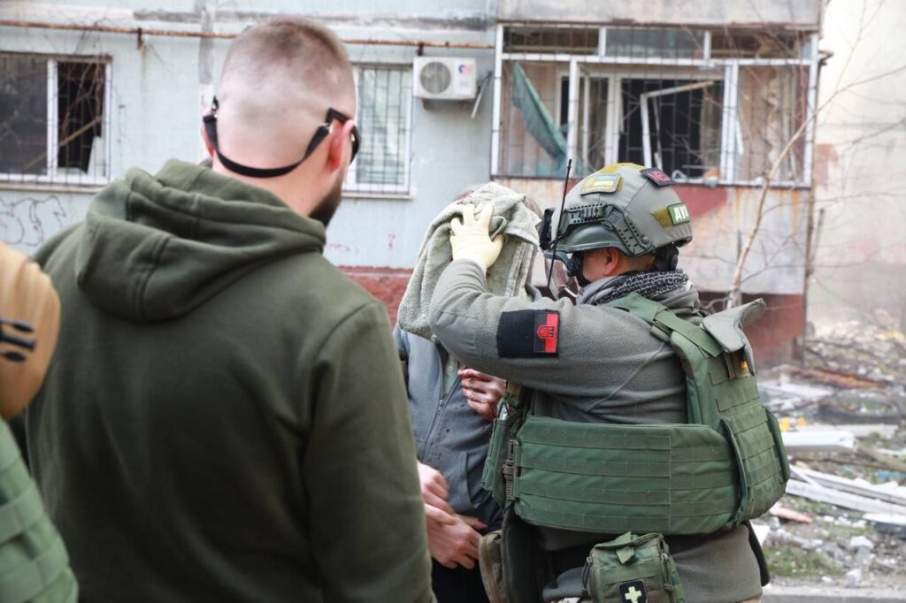 Росія вдарила ракетами по багатоповерхівці в Запоріжжі. Опубліковано відео моменту удару