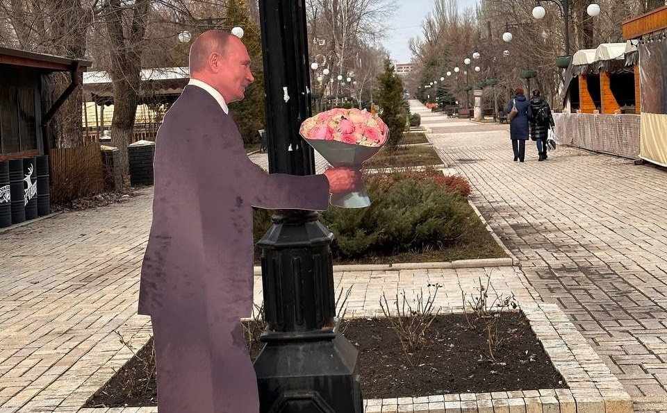 В Донецьку поставили картонного Путіна з квітами