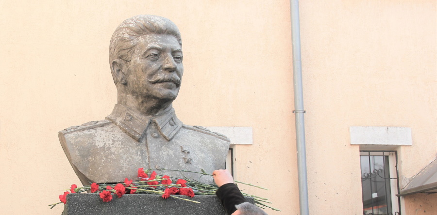 В окупованому Луганську місцеві комуністи принесли квіти до погруддя Сталіна