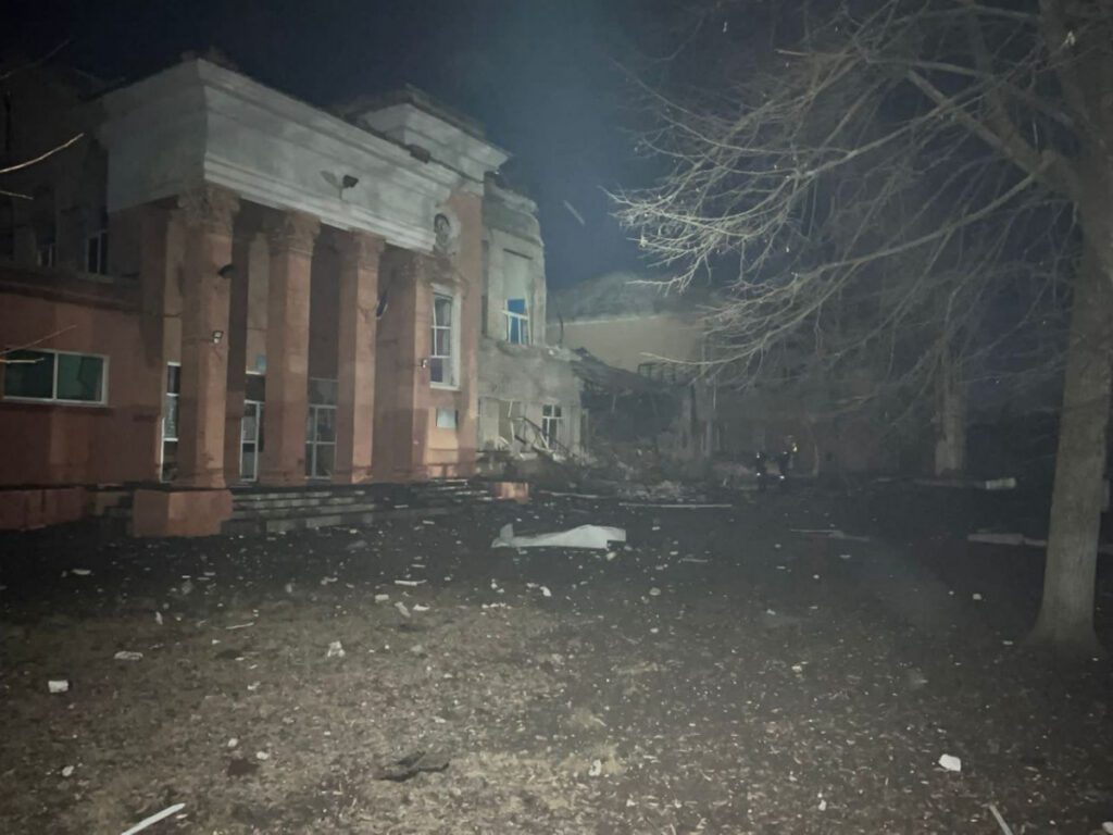 Місцева влада показала наслідки удару по школі в Краматорську