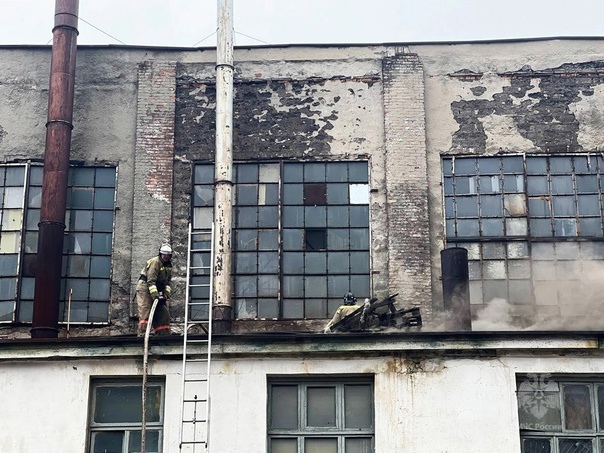 У Луганську гасили масштабну пожежу на підприємстві “Лугамаш”. Опубліковані фотографії гасіння