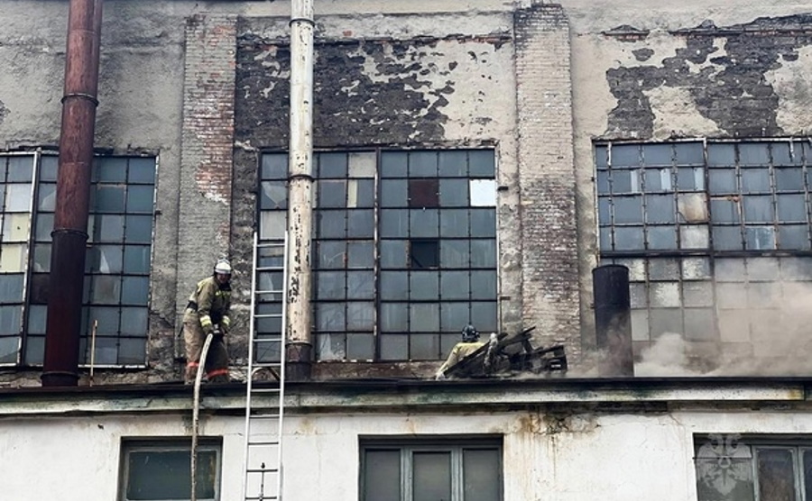 У Луганську гасили масштабну пожежу на підприємстві “Лугамаш”. Опубліковані фотографії гасіння