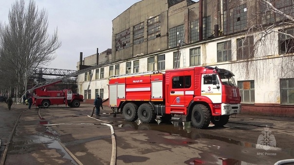 У Луганську гасили масштабну пожежу на підприємстві “Лугамаш”. Опубліковані фотографії гасіння