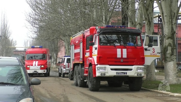 У Луганську гасили масштабну пожежу на підприємстві “Лугамаш”. Опубліковані фотографії гасіння