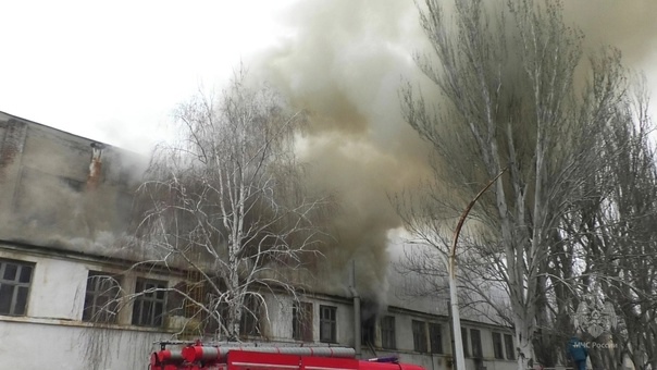 У Луганську гасили масштабну пожежу на підприємстві “Лугамаш”. Опубліковані фотографії гасіння