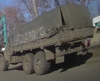 Луганчани показали, яка російська військова техніка їздить містом