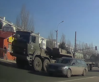 Луганчани показали, яка російська військова техніка їздить містом
