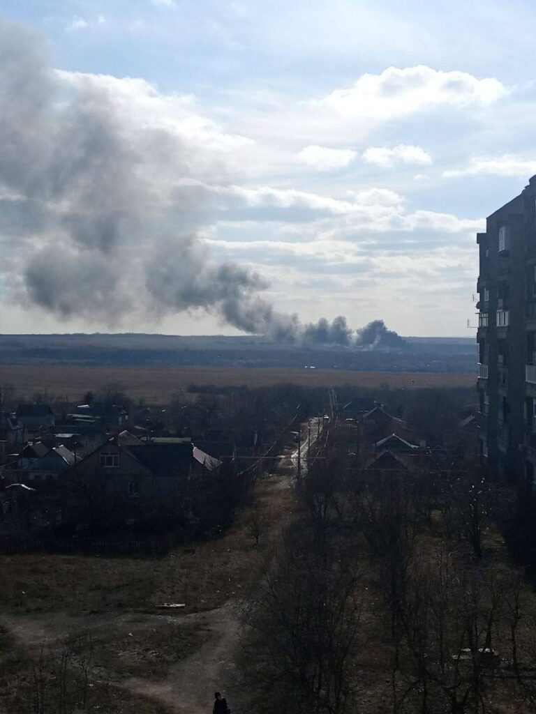 Горів і димився в небі. Над окупованим Єнакієвим збили військовий літак