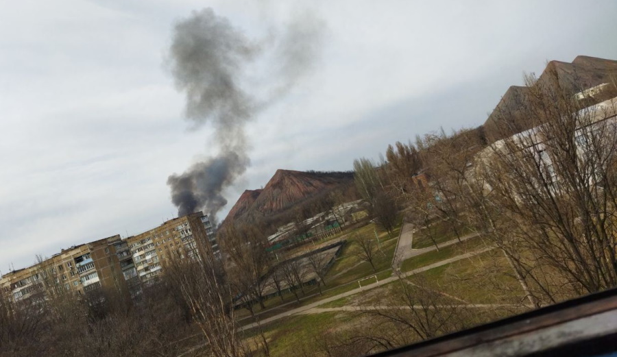 Над Маріуполем помітили стовп диму. Радник мера розповів про вибух боєкомплекту