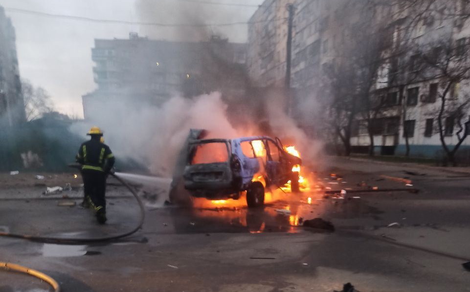 В центрі Мелітополя підірвали автомобіль. Попередньо відомо про поранення колаборанта