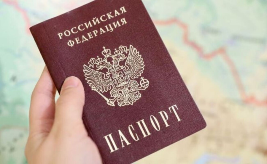 Російській паспорт потрібен майже всюди. Окупанти змушують відмовлятися від українського громадянства