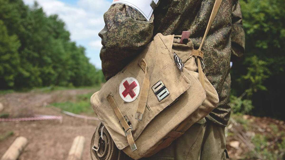 На Сватівщині сільську школу перетворили на шпиталь та вантажівками звозять туди поранених