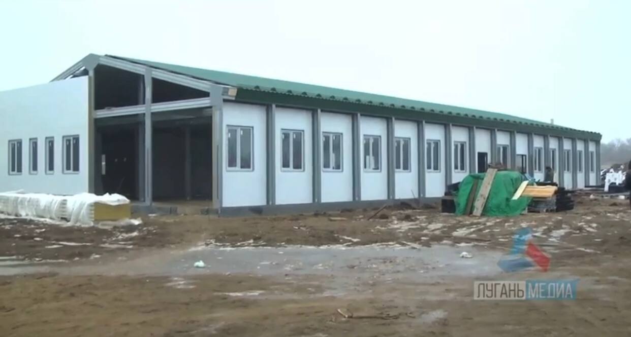 Модульні медичні пункти для російських військових на Луганщині розташовують впритул до домівок мирних жителів