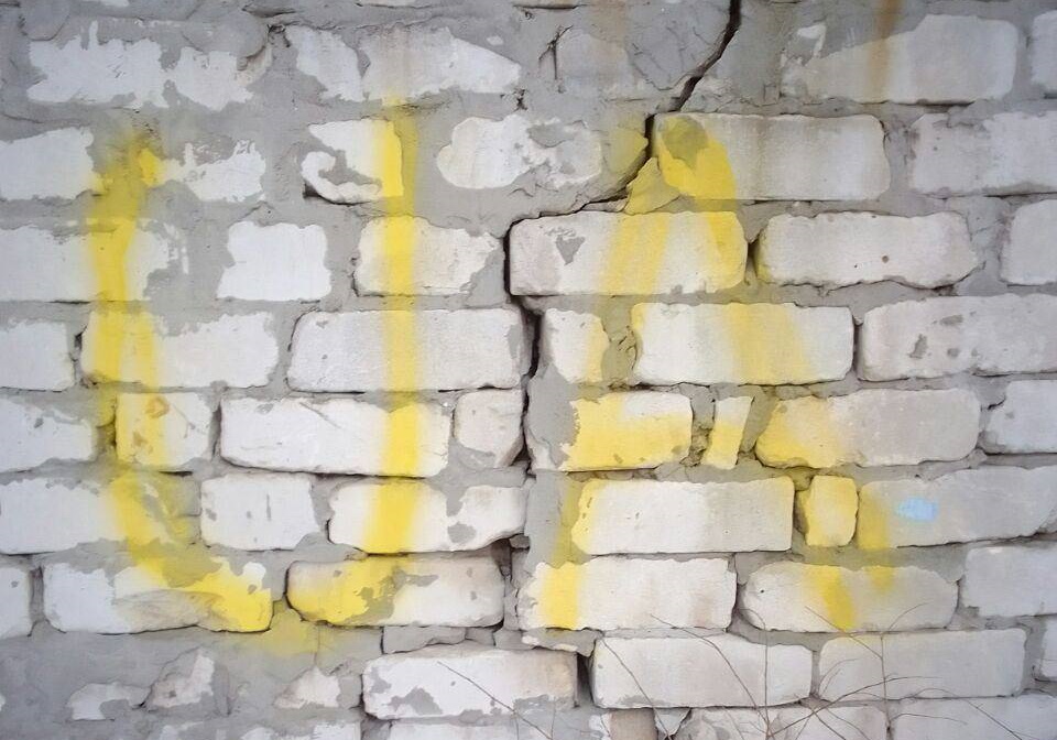 В окупованому Луганську партизани розвісили жовті стрічки