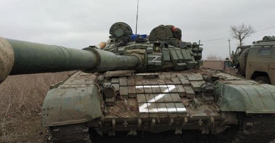 В соцмережах показали, як на Луганщині танк з окупантами “підрізає” авто з цивільними