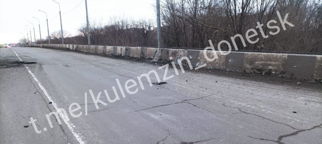Під Петровським мостом, який вчора обстріляли в Донецьку, ховали російську техніку