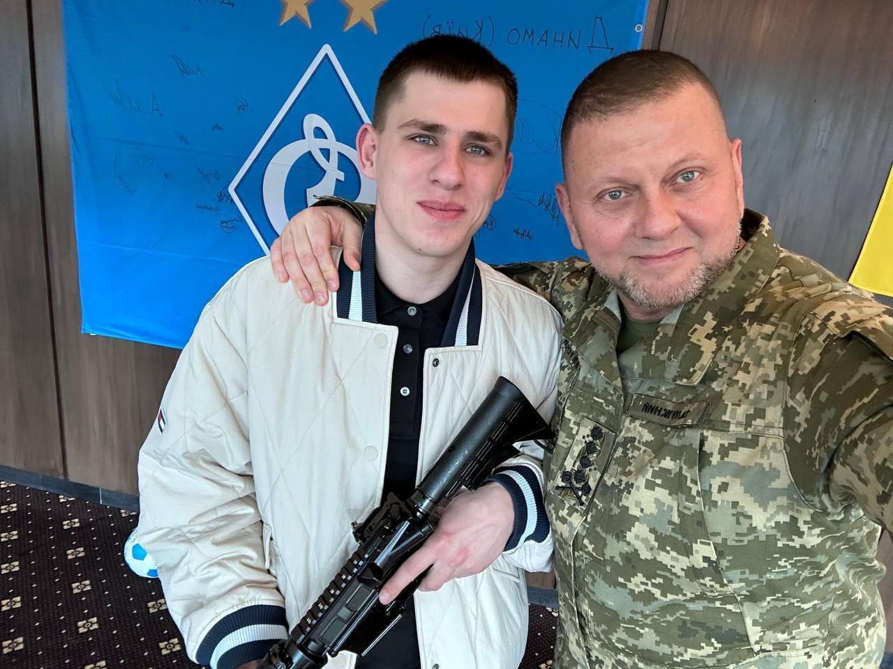 Залужний нагородив військового, який самотужки в ближньому бою відбив атаку росіян під Сватовим і записав відео, яке стало вірусним