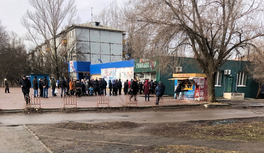 Луганськ зупинився в чергах. Люди по 5 годин не можуть оплатити комунальні послуги