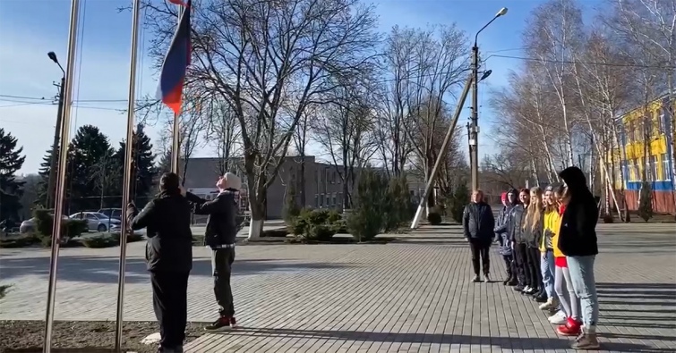 В окупованому Маріуполі школярів змушують починати ранок з підняття російського прапора