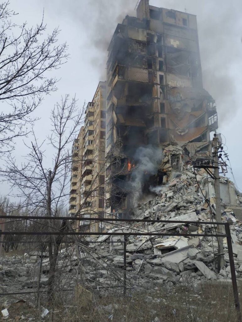 Авдіївка зазнала авіаудару окупантів, бомби зруйнували багатоквартирний будинок