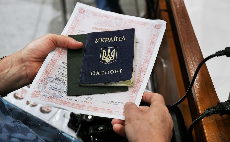Жителів Алчевська хочуть позбавити документів українською мовою. Для цього в місті запрацюють пункти перекладу