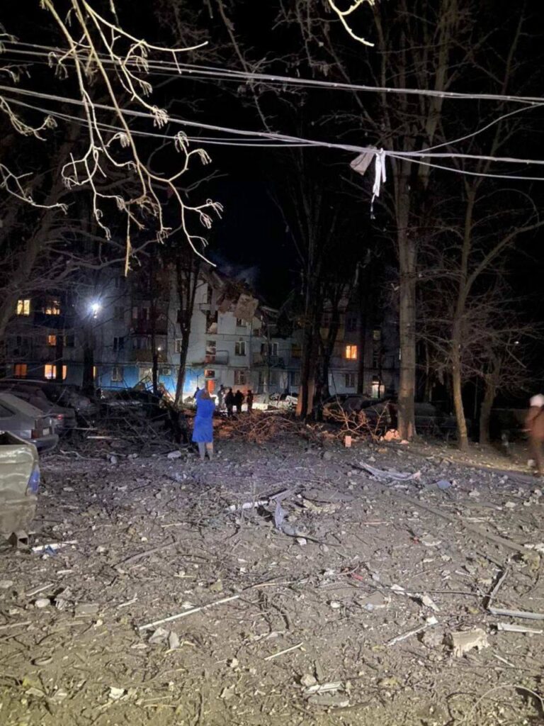 Вночі Росія обстріляла Запоріжжя, зруйнувавши під’їзд багатоповерхівки. Під завалами люди