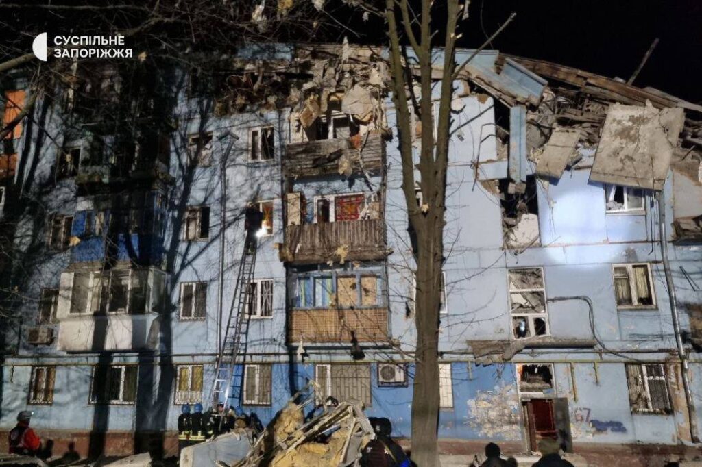 Вночі Росія обстріляла Запоріжжя, зруйнувавши під’їзд багатоповерхівки. Під завалами люди