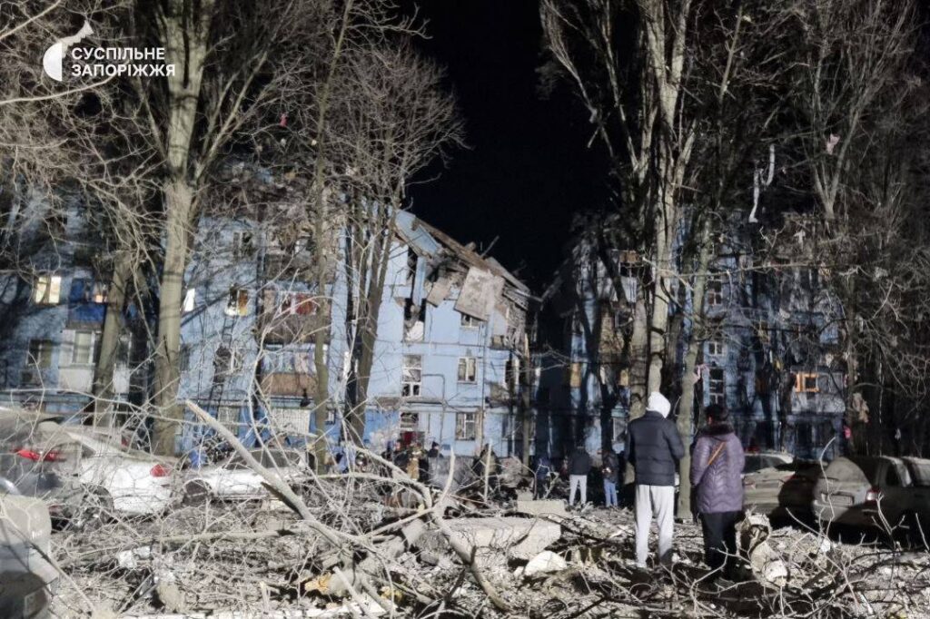 Вночі Росія обстріляла Запоріжжя, зруйнувавши під’їзд багатоповерхівки. Під завалами люди