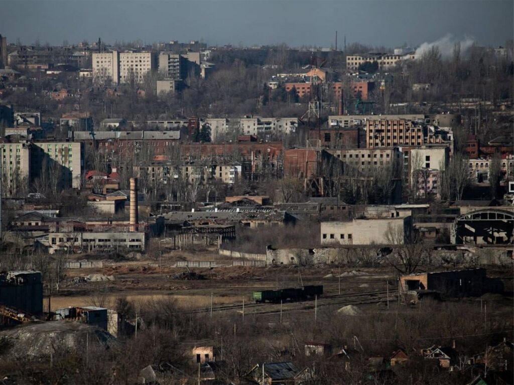 Сліди пожеж та зруйновані будинки. Як зараз виглядає Бахмут