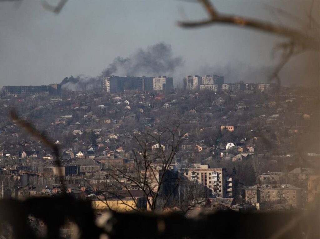 Сліди пожеж та зруйновані будинки. Як зараз виглядає Бахмут