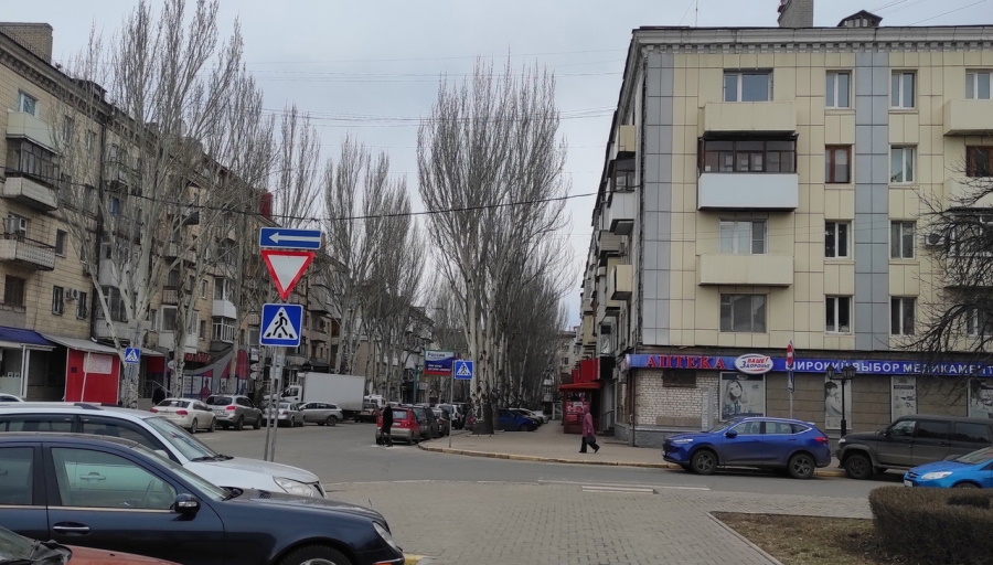 Сніг розтанув, а наслідки негоди ліквідувати не змогли. Частина Луганська досі без світла