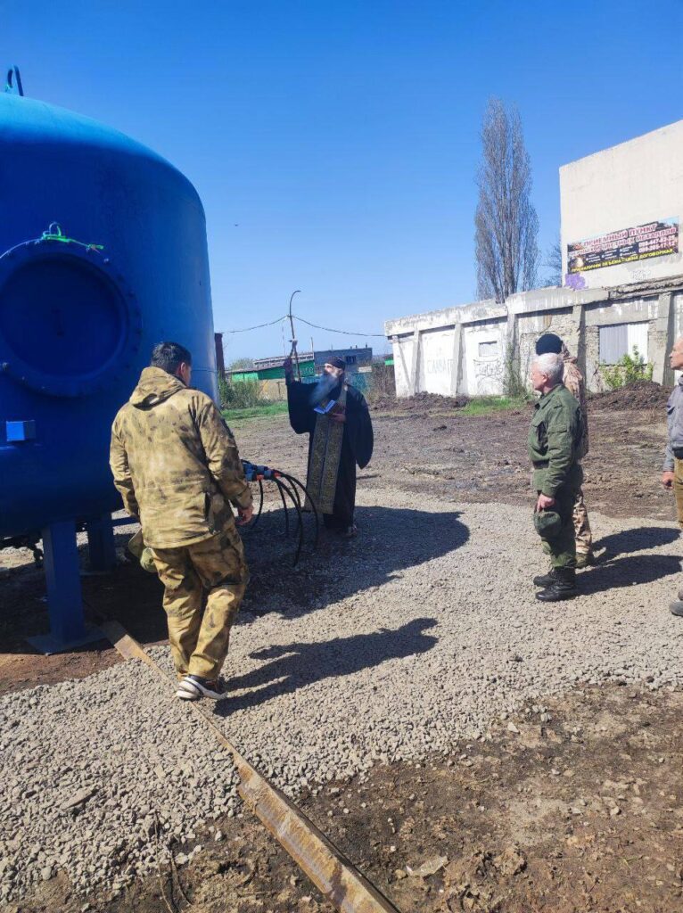 Повісили кульки та запросили батюшку. В окупованому Лисичанську урочисто відкрили бак з технічною водою