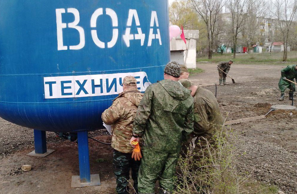 Повісили кульки та запросили батюшку. В окупованому Лисичанську урочисто відкрили бак з технічною водою