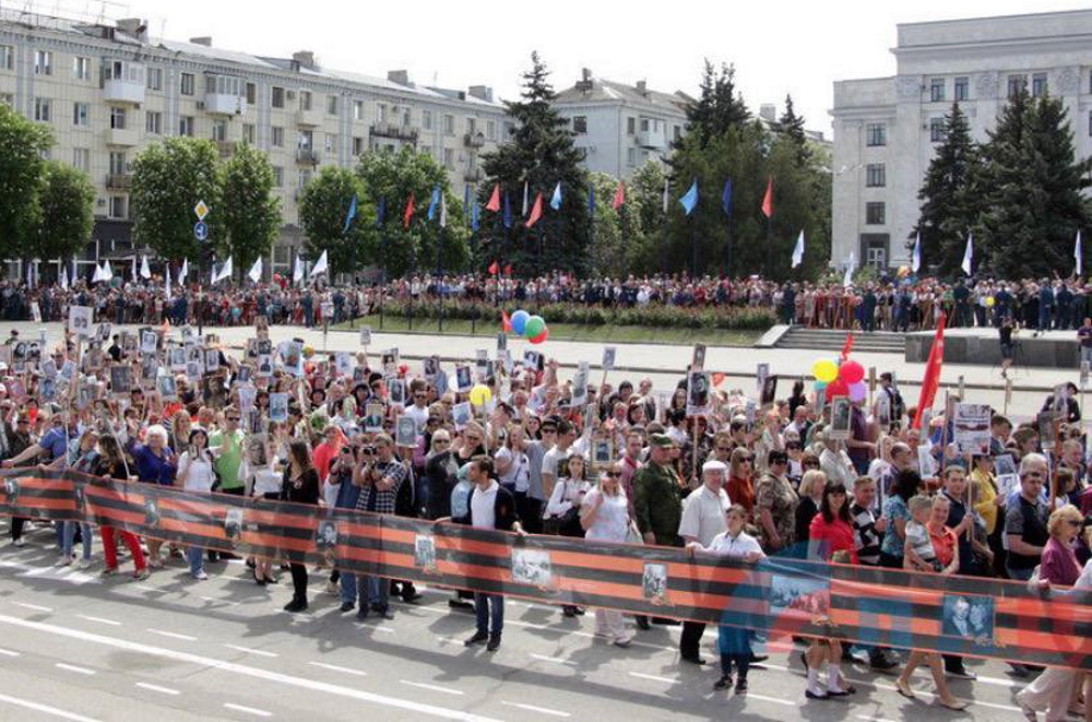 У Росії відмінили “Безсмертний полк”. Портрети загиблих родичів пропонують вішати на автомобілі