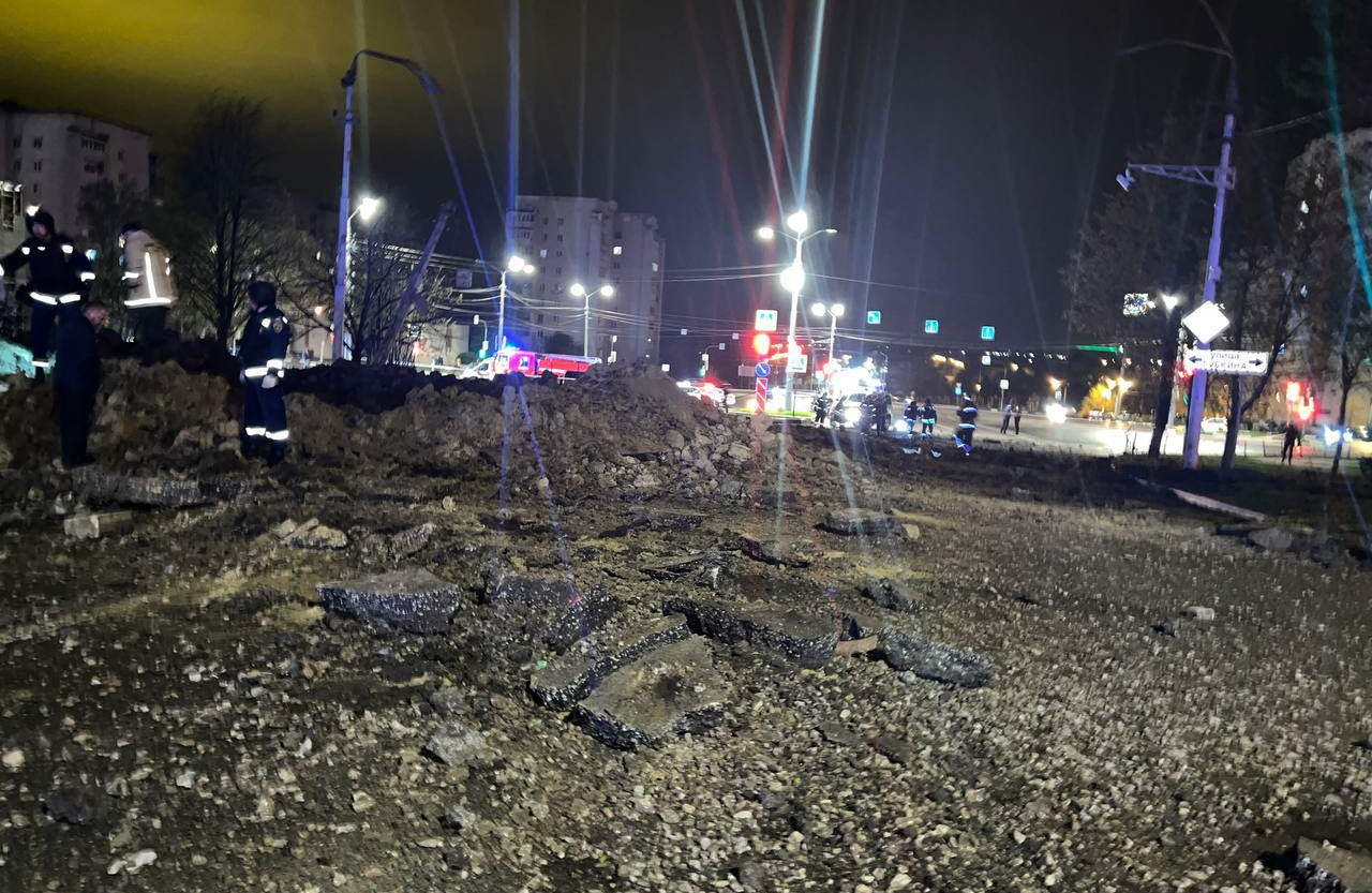 Росія бомбить Бєлгород. Жителі російського міста публікують фото вибуху та вирви посеред міста